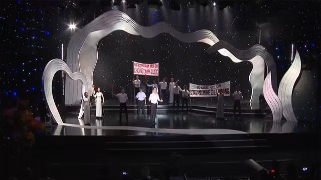 Sân khấu chương trình "Đêm nhạc Tôn Thất Lập - Hát cho dân tôi nghe" năm 2022.