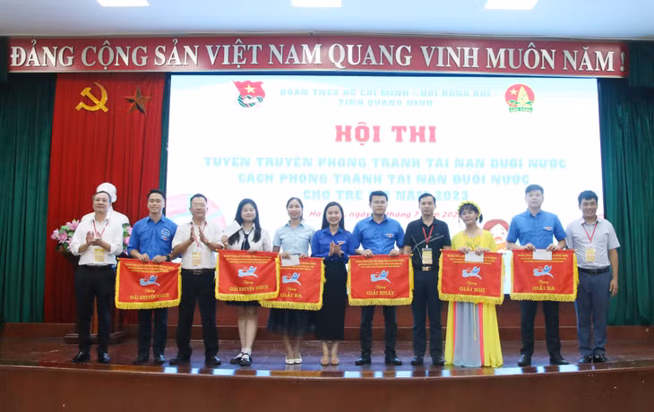 Ban Tổ chức trao giải cho các đội thi.