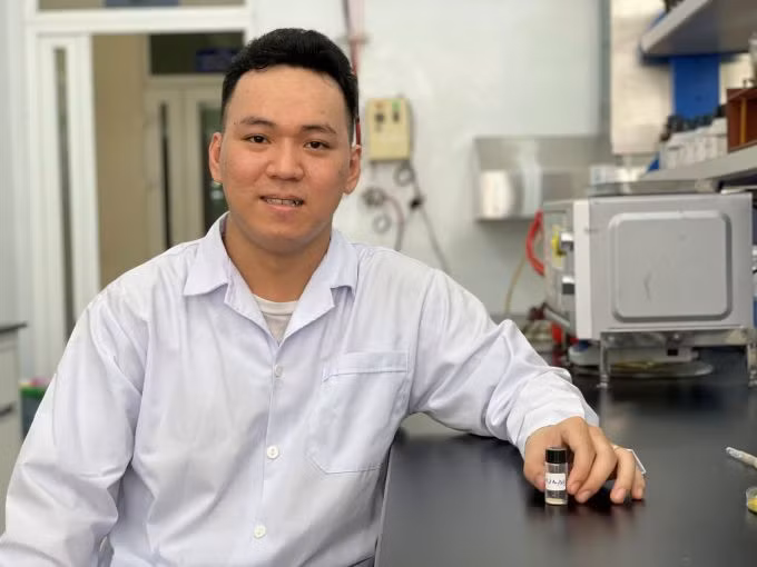 Thạc sĩ Hồ Gia Thiên Thanh tại phòng thí nghiệm Viện Công nghệ Hóa học, Viện Hàn Lâm Khoa học và Công nghệ Việt Nam (quận 12, TP HCM). Ảnh: Hà An