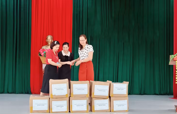 Trường Tiểu học Trần Hưng Đạo ( TP Hạ Long) tặng lại sách cũ cho trường TH- THCS Vũ Oai ( TP Hạ Long).