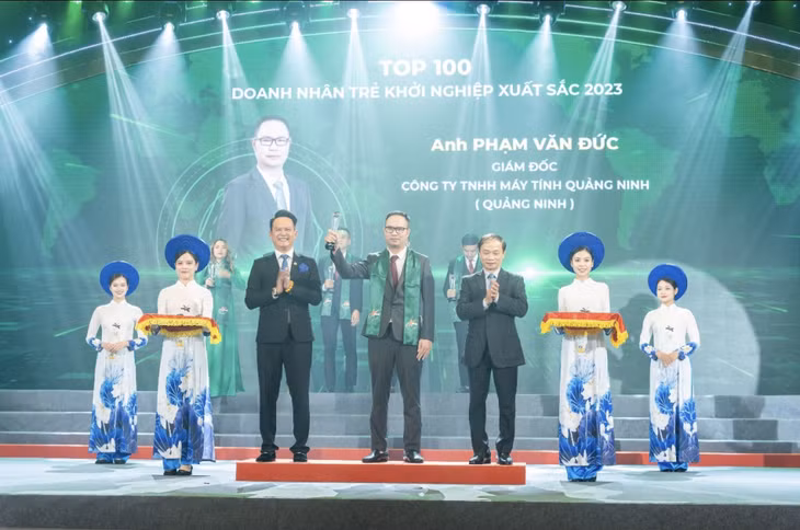 Anh Phạm Văn Đức, Giám đốc công ty TNHH Máy tính Quảng Ninh nhận cúp Top 100 doanh nhân trẻ khởi nghiệp xuất sắc năm 2023. (Ảnh do CLB Đầu tư và khởi nghiệp tỉnh cung cấp)
