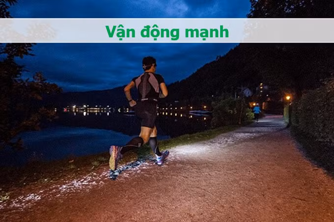 Vận động mạnh ngay sau khi ăn có thể gây hại sức khỏe bởi vì nó ảnh hưởng đến quá trình tiêu hóa thực phẩm (Đồ họa: Minh Nhật).