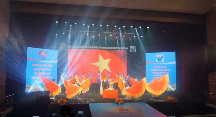 Chương trình gồm các tiết mục đặc sắc do 7 đơn vị công đoàn cơ sở trên toàn tỉnh biểu diễn.