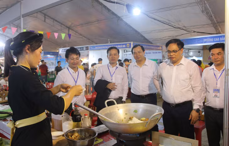 Các đại biểu tham quan gian ẩm thực của huyện Bình Liêu và xem các nghệ nhân chế biến món phở xào Đồng Văn.