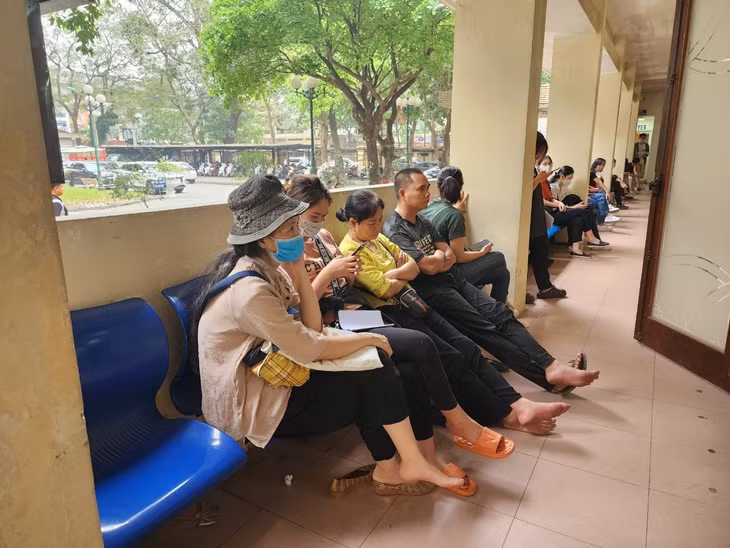 Người dân chờ đợi thực hiện làm thủ tục xin phiếu lý lịch tư pháp. Ảnh: Phạm Đông