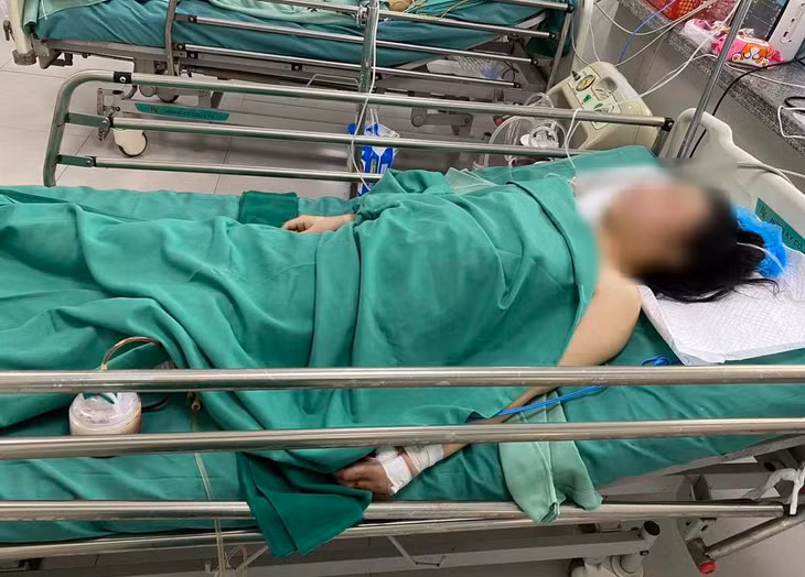 Cô gái trẻ cấp cứu tại Bệnh viện Lê Văn Thịnh tối 13/7. Ảnh: BVCC.