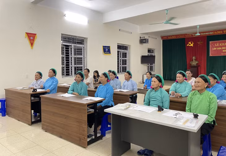Lớp học xóa mù chữ được tổ chức tại xã Đồng Tâm, huyện Bình Liêu, tháng 5/2023.