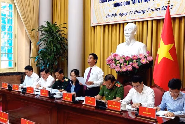 Phó Chủ nhiệm Văn phòng Chủ tịch nước Phạm Thanh Hà công bố Lệnh của Chủ tịch nước công bố 8 luật vừa được Quốc hội khóa XV thông qua tại kỳ họp thứ 5 - Ảnh: VGP/Nguyễn Hoàng