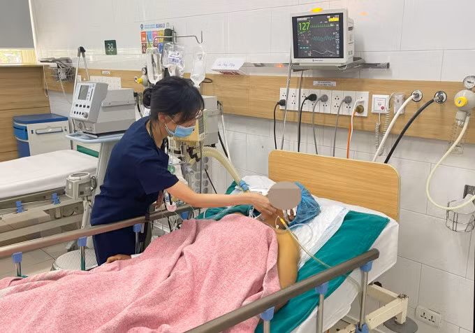 Bệnh nhân ngộ độc nấm điều trị tại Bệnh viện Bạch Mai, ngày 20/7. Ảnh: Bệnh viện cung cấp
