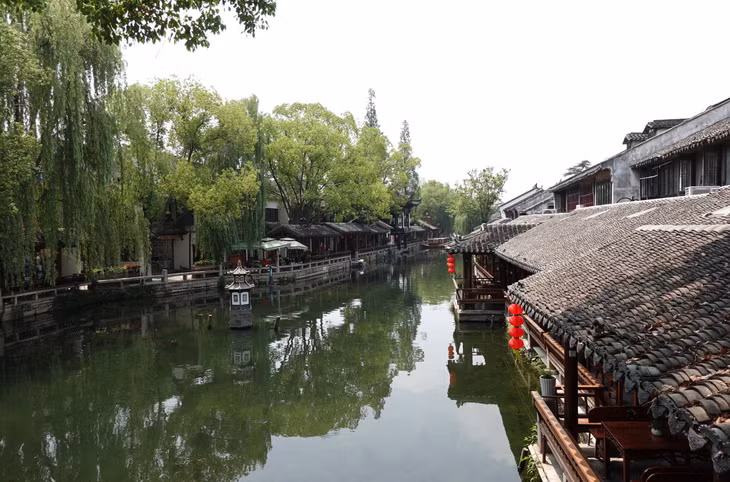 Khách du lịch ở Châu Trang đông nhưng không ồn ào, không có rác hay một mùi khó chịu nào trên dòng kênh cũng như trên đường phố. Mọi ngóc ngách đều sạch sẽ, thoáng đãng, vài chục mét lại có một nhà vệ sinh hiện đại và miễn phí.