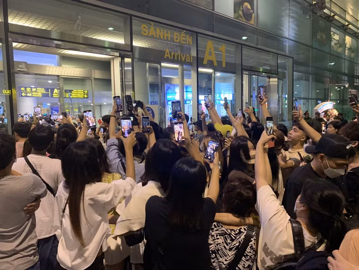 Người hâm mộ tập trung đông ở sân bay trong đêm 28/7 chờ đón BlackPink. Nhiều fan quá khích gây náo loạn, báo động giả khiến nhiều hành khách khó chịu. Ảnh: Đỗ Quyên.