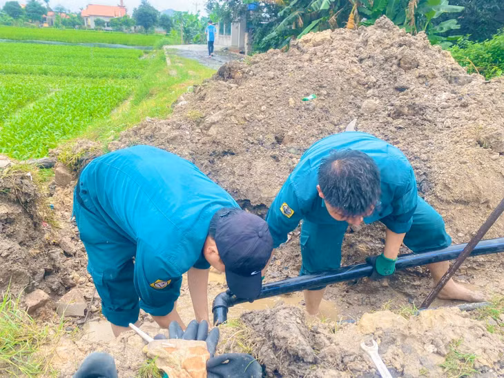 Xí nghiệp nước Đông Triều thi công lắp đường ống nước sạch. Ảnh do đơn vị cung cấp