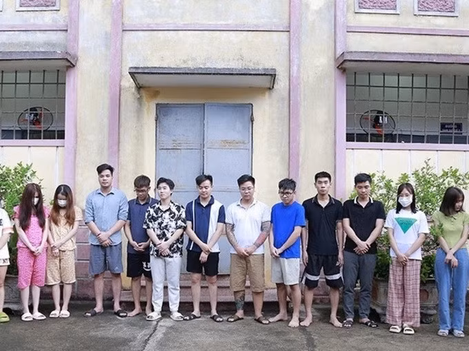 Nhóm người bị Công an huyện Thạch Hà khởi tố về tội lừa đảo chiếm đoạt tài sản (Ảnh: Công an cung cấp).