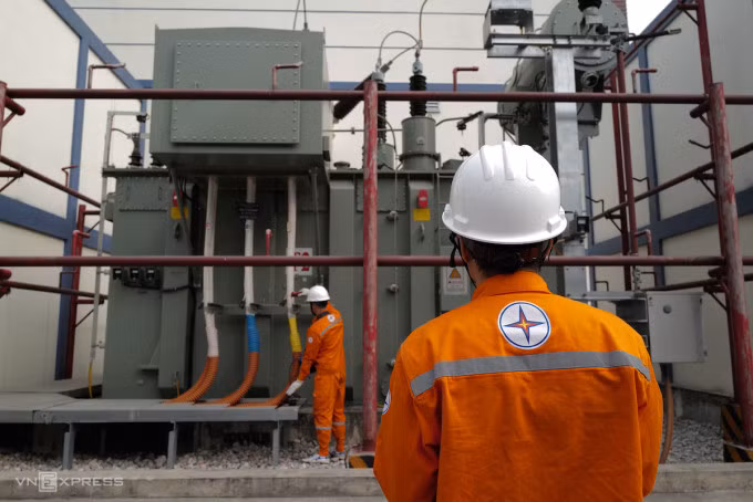 Công nhân Điện lực Hà Nội làm việc tại trạm biến áp đường Láng Hạ, tháng 12/2022. Ảnh: Ngọc Thành
