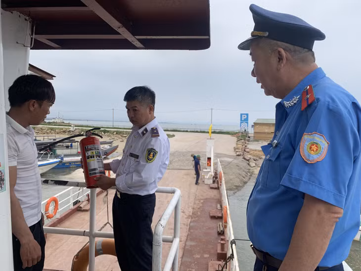 Lực lượng chức năng kiểm tra công tác an toàn phương tiện phà vận chuyển hành khách ra đảo Cái Chiên (huyện Hải Hà).