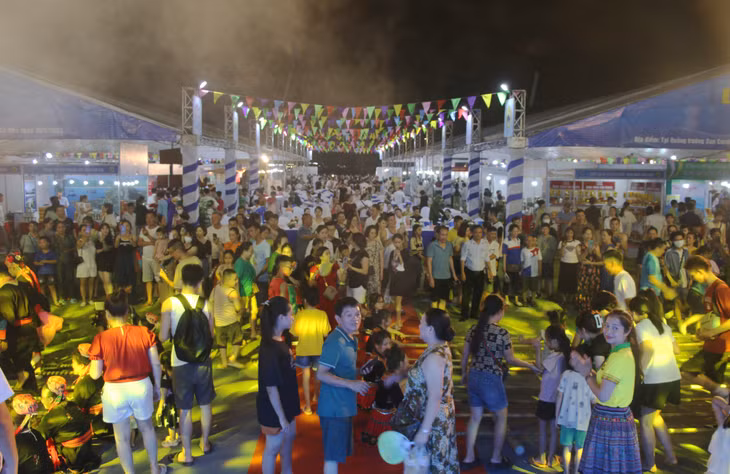 Liên hoan ẩm thực Quảng Ninh năm 2023 đã thu hút hàng nghìn người dân và du khách đến tham gia vui chơi, mua sắm, thưởng thức ẩm thực.