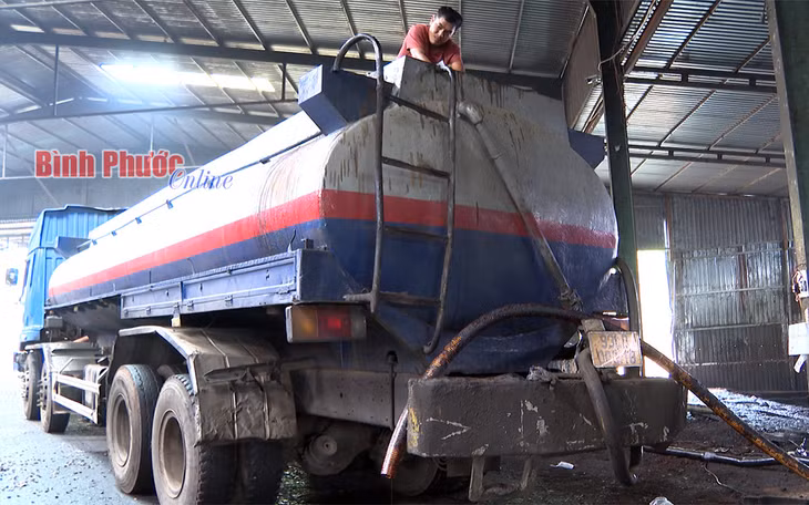 Dầu từ vỏ hạt điều được bơm lên xe bồn tại kho của Công ty TNHH sản xuất thương mại Thiên Bảo BP để vận chuyển về TP. Hồ Chí Minh đưa đi xuất khẩu