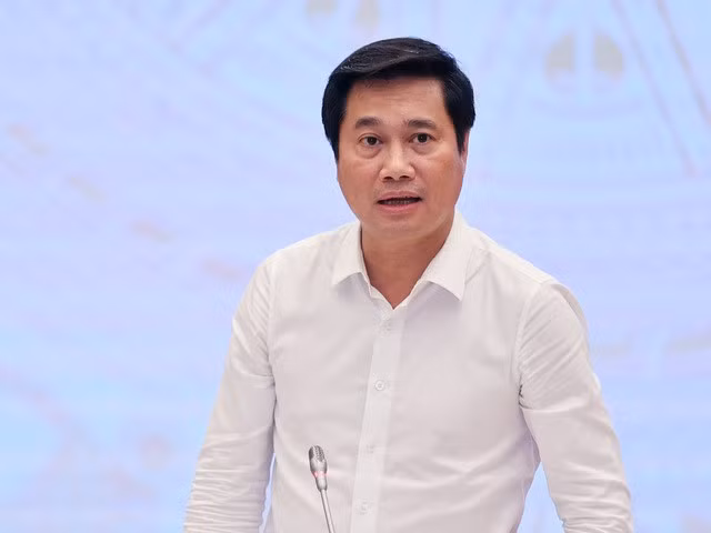Thứ trưởng Bộ Xây dựng Nguyễn Tường Văn trả lời câu hỏi của phóng viên về tháo gỡ khó khăn thị trường bất động sản - Ảnh: VGP/Nhật Bắc