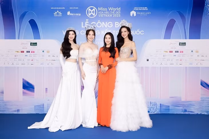 Tốp 3 Miss World Vietnam 2022 xuất hiện tại thảm xanh của Lễ công bố thông tin về vòng Chung kết toàn quốc Miss World Việt Nam 2023 tại Quy Nhơn.