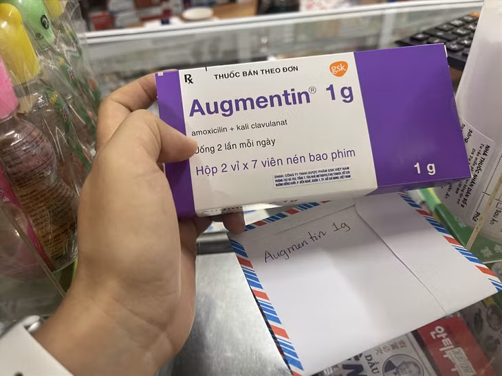 Chỉ với một mẩu giấy nhỏ ghi tên thuốc, người dân đã có thể mua được các loại thuốc kê đơn tại các hiệu thuốc ở Hà Nội. Ảnh: Khánh An