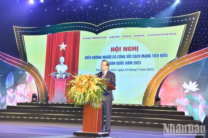 Bộ trưởng Lao động-Thương binh và Xã hội Đào Ngọc Dung báo cáo tại Hội nghị.