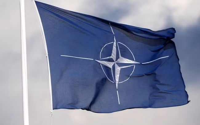 Lá cờ của NATO tại một căn cứ quân sự ở Estonia. (Ảnh: Reuters)