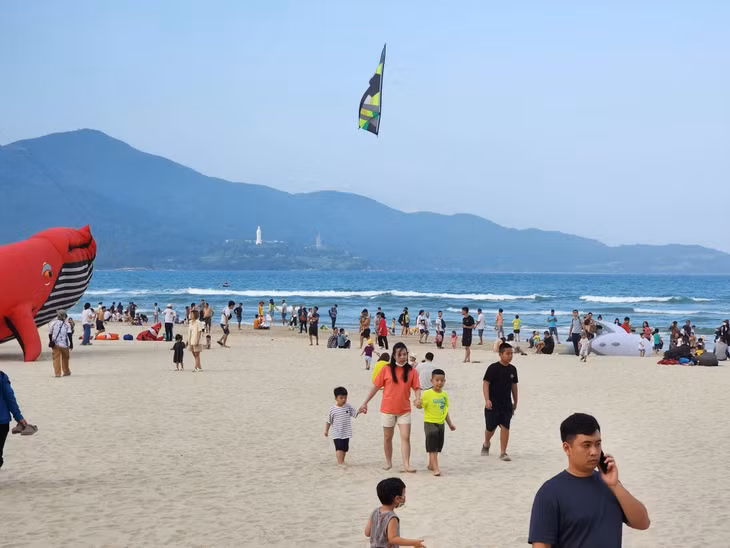 Du khách đổ về biển Đà Nẵng trong dịp lễ. Ảnh: Thùy Trang