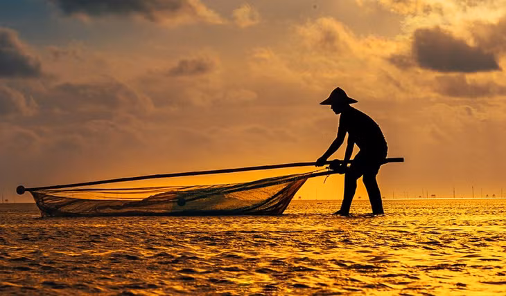 Hãy thử một lần trải nghiệm ngắm bình minh ở biển vô cực Thái Bình, và theo chân người dân đi trải nghiệm các hoạt động cào ngao, ốc móng tay,... Ảnh: Xuân Bắc.