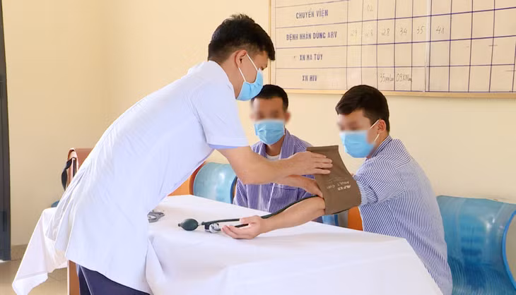 Bác sĩ kiểm tra sức khỏe cho học viên tại Cơ sở Cai nghiện ma túy tỉnh Quảng Ninh.