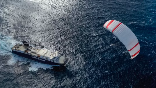 Diều Seawing thử nghiệm kéo tàu hàng qua biển. Ảnh: Airseas