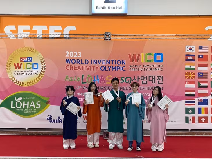 5 học sinh đoạt giải chụp ảnh lưu niệm. Ảnh: Nhà trường cung cấp