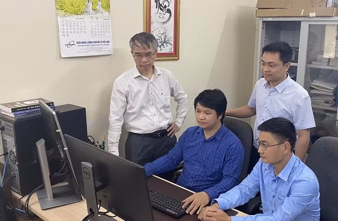 TS. Nguyễn Hào Quang (trái) và các thành viên trong nhóm nghiên cứu đánh giá phát tán phóng xạ tại Viện Năng lượng nguyên tử Việt Nam (Ảnh: Viện NLNTVN).