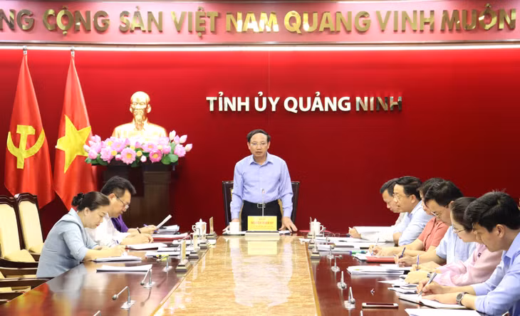 Đồng chí Nguyễn Xuân Ký, Ủy viên Trung ương Đảng, Bí thư Tỉnh ủy, Chủ tịch HĐND tỉnh, kết luận cuộc họp.