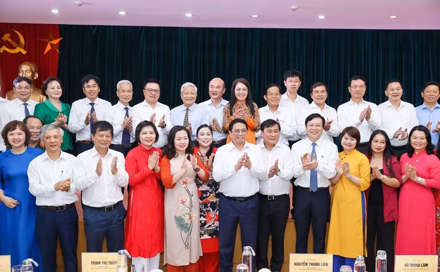 Thủ tướng chụp ảnh lưu niệm cùng các đại biểu tại buổi làm việc với Hội Nhà báo Việt Nam ngày 13/6/2023 - Ảnh: VGP