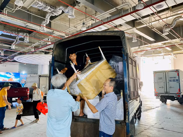 Các doanh nghiệp, đơn vị từ các tỉnh, thành phố trong cả nước đã vận chuyển hàng hóa đến khu vực tổ chức hội chợ.