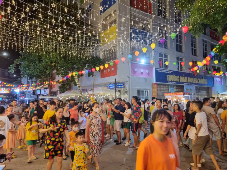 Phố đi bộ Bài Thơ là sản phẩm du lịch mới của TP Hạ Long, vừa đi vào hoạt động dịp cuối tháng 6 vừa qua.