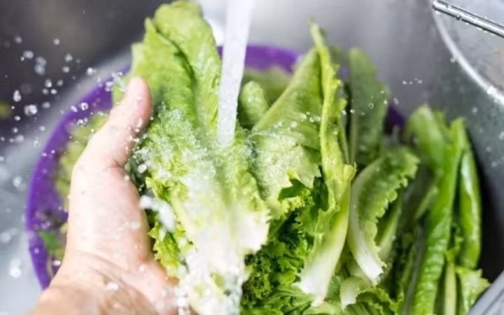 Việc ngâm rau bằng nước muối không loại bỏ được giun sán hay hoá chất độc hại.