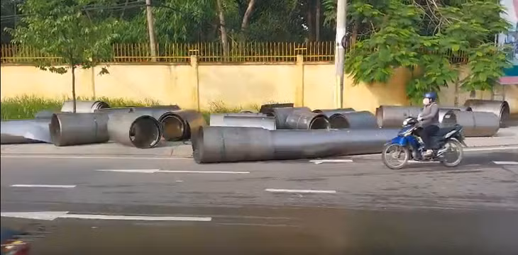 Đã xảy ra nhiều vụ việc hàng hóa rơi xuống đường gây nguy hiểm cho người dân.Ảnh: Bạn đọc cung cấp