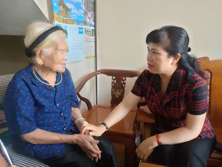 Đồng chí Nguyễn Thị Thu Hà - Phó Trưởng đoàn ĐBQH chuyên trách tỉnh Quảng Ninh khoá XV ân cần hỏi thăm tình hình sức khoẻ Mẹ Việt Nam anh hùng Hoàng Thị Sinh - thôn Tùng Cầu - xã Vô Ngại