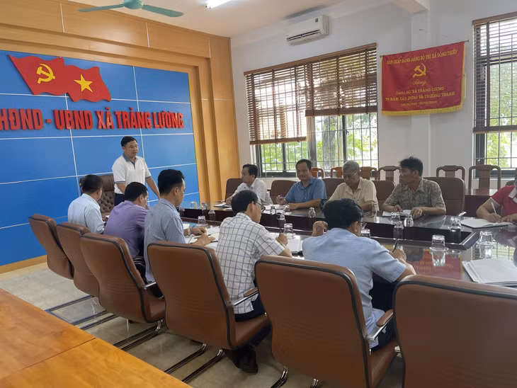 Lãnh đạo Công ty CP Nước sạch Quảng Ninh làm việc với UBND xã Tràng Lương về việc triển khai đầu tư hệ thống cấp nước, vận động người dân đăng ký và cam kết sử dụng nước sạch. Ảnh do đơn vị cung cấp