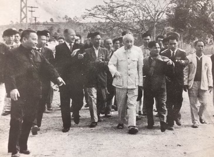 Chủ tịch Hồ Chí Minh thăm, chúc Tết nhân dân Uông Bí, công nhân công trường xây dựng Nhà máy Điện Uông Bí, xuân Ất Tỵ (1965).