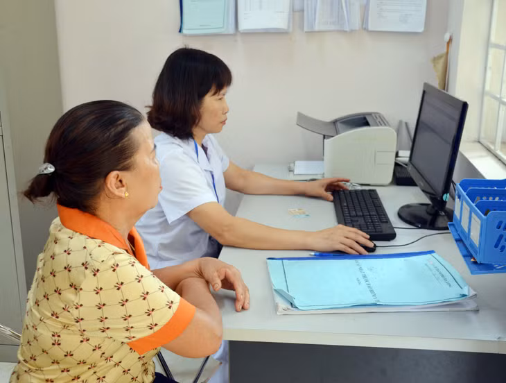 Có thẻ BHYT trong tay, hàng tháng bà Đỗ Thị Mỳ ở thôn Chợ (xã Vũ Oai, TP Hạ Long) đến Trạm y tế xã Vũ Oai để thăm khám và điều trị bệnh.