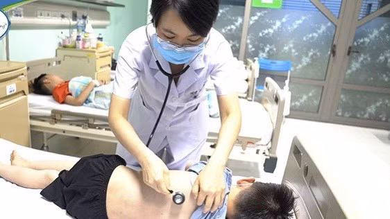 Bác sĩ Bệnh viện Nhi trung ương khám cho bệnh nhi viêm phổi thùy do vi khuẩn Mycoplasma pneumoniae - Ảnh: Bệnh viện cung cấp