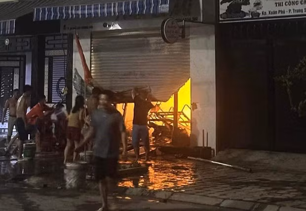 Xe dien boc chay khi dang sac dien trong dem, hai ba chau thiet mang hinh anh 1