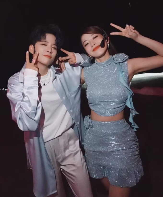 Chi Pu tham gia chương trình đầu tiên tại Trung Quốc cùng Amber sau "Đạp gió 2023" (Ảnh: Weibo).