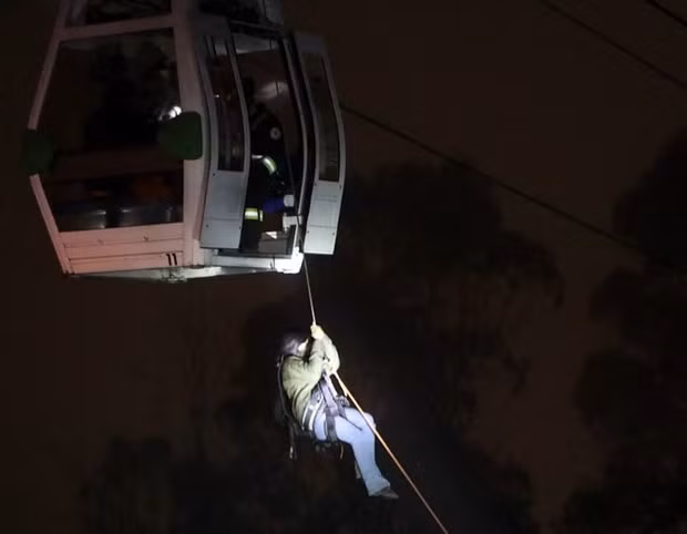 Ecuador: Cap treo gap su co, hang chuc nguoi mac ket trong 10 gio hinh anh 1
