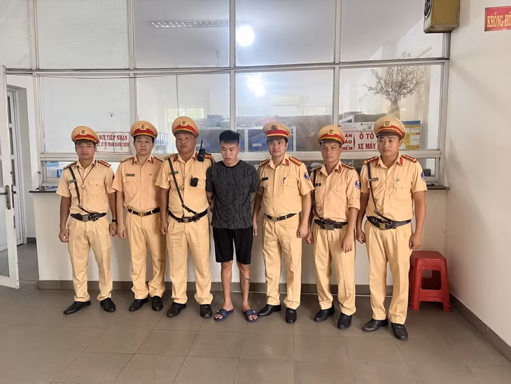 Lực lượng CSGT bắt giữ nghi phạm giết người. Ảnh: Cục CSGT