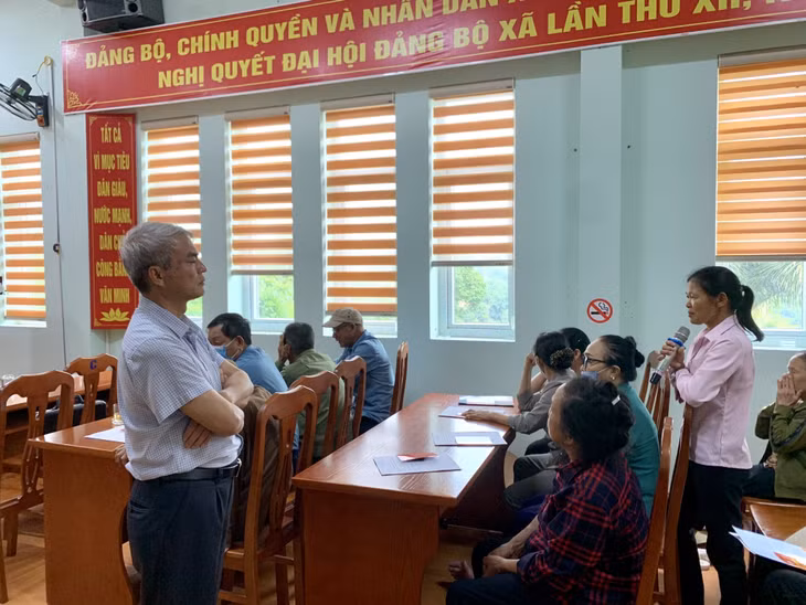 Đồng chí Nguyễn Hùng Tân, Giám đốc Trung tâm Trợ giúp pháp lý Nhà nước, Sở Tư pháp tư vấn pháp luật cho người dân huyện Vân Đồn. Ảnh: Trung tâm cung cấp