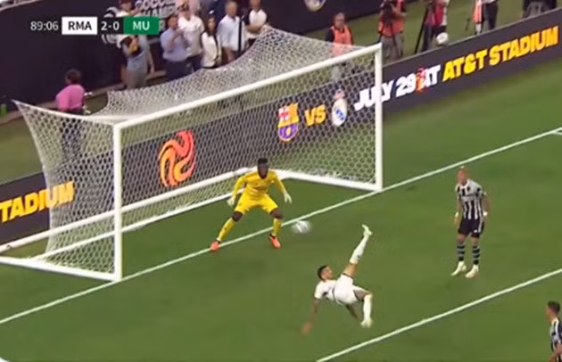 Joselu nâng tỷ số lên 2-0 cho Real.