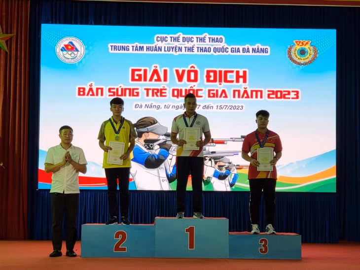 VĐV Đào Trung Nam- Quảng Ninh nhận HCV